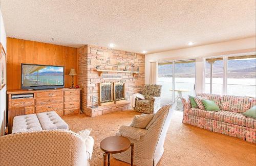 Oroville House | Relax at Linger Longer Lakeside Cottage - Pet Friendly Retreat