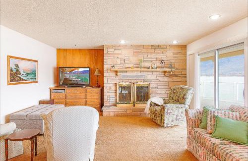 Oroville House | Relax at Linger Longer Lakeside Cottage - Pet Friendly Retreat