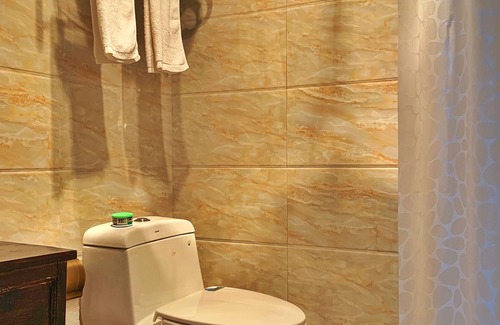 Shangri-La House | Elegant Linglong Yazhu Inn: Top-Rated Stay with Breakfast