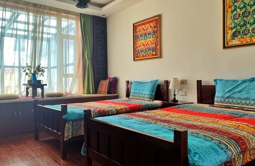 Shangri-La House | Elegant Linglong Yazhu Inn: Top-Rated Stay with Breakfast
