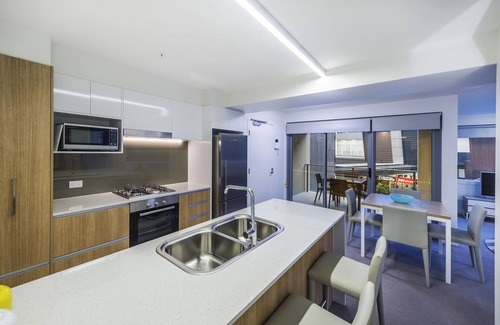 Hamilton Apartment | Experience Link Portside Wharf Apartment Hotel: 4-Star Comfort