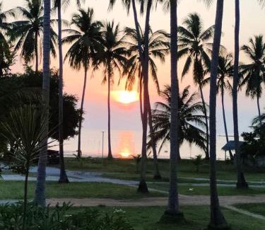 Thong Krut Apartment | Oceanfront Links Sunset Beach House with Private Beach Access