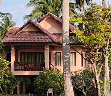 Thong Krut Apartment | Oceanfront Links Sunset Beach House with Private Beach Access