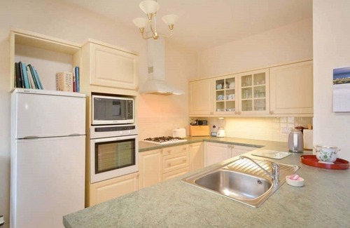 St. Andrews Cottage | Links View: Family-Friendly Townhouse with Breakfast Included