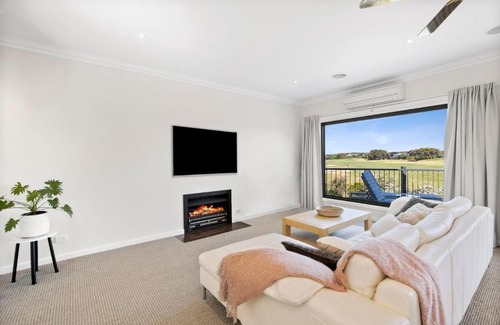 Torquay House | Links View House: Family-Friendly Retreat Near the Beach