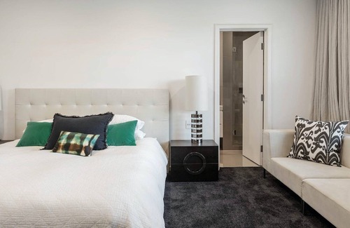 Toorak House | Relaxing Escape at Linlithgow with Heated Pool & Spa