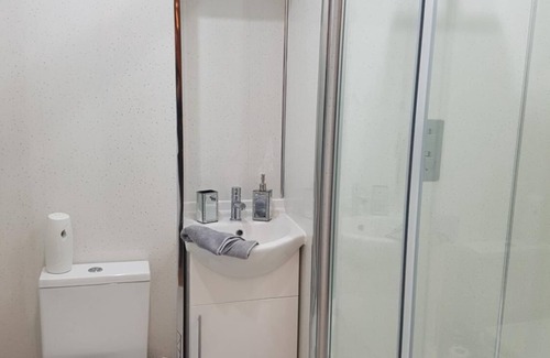 Linlithgow Apartment | Comfortable Linlithgow Loch Apartment with Family-Friendly Perks