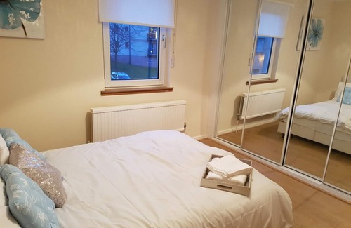 Linlithgow Apartment | Comfortable Linlithgow Loch Apartment with Family-Friendly Perks