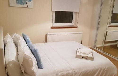 Linlithgow Apartment | Comfortable Linlithgow Loch Apartment with Family-Friendly Perks
