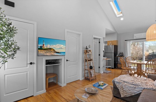 Patchogue Cottage | Experience Linnie's Cottage: Renovated 2-Bedroom Retreat