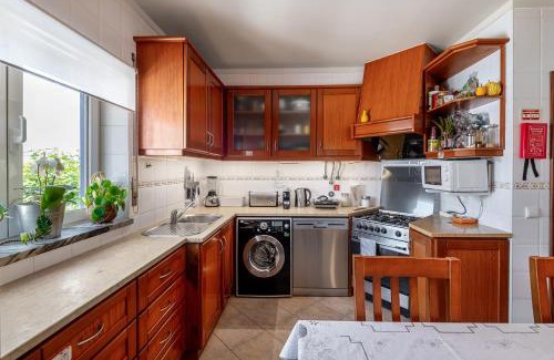Atouguia da Baleia House | Cozy Linos House: Family-Friendly with Kitchen Amenities