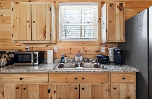 Newland Cabin | Explore Linville Gorge: 2 Bd Mountain Retreat with Kitchen