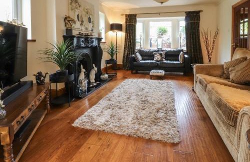 Thornton-Cleveleys House | Pet-Friendly Linwood: Experience Family Comfort & Care