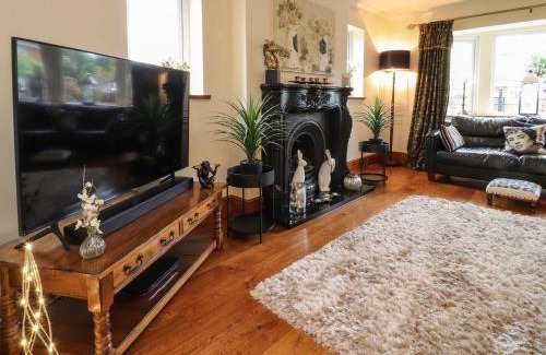 Thornton-Cleveleys House | Pet-Friendly Linwood: Experience Family Comfort & Care
