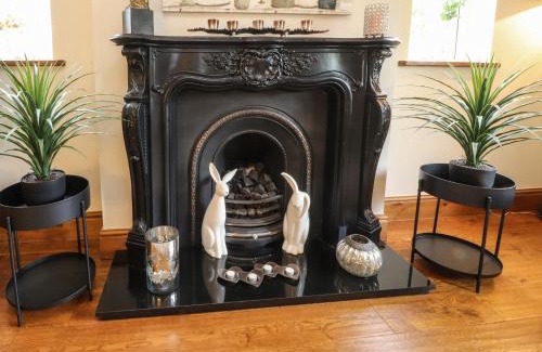Thornton-Cleveleys House | Pet-Friendly Linwood: Experience Family Comfort & Care