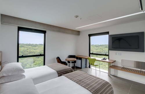 Rio de Janeiro Hotel | Discover Linx Galeão: Poolside Relaxation and Spa Retreat