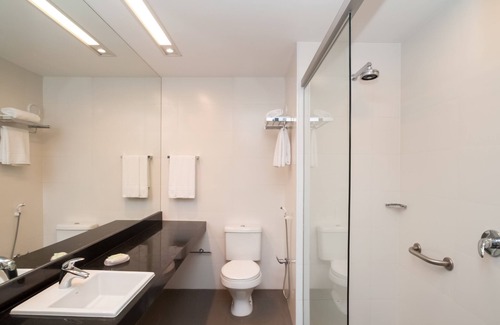 Rio de Janeiro Hotel | Discover Linx Galeão: Poolside Relaxation and Spa Retreat