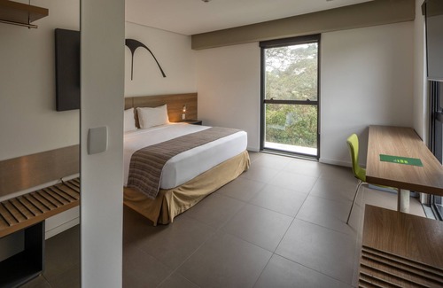 Rio de Janeiro Hotel | Discover Linx Galeão: Poolside Relaxation and Spa Retreat
