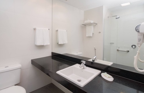 Rio de Janeiro Hotel | Discover Linx Galeão: Poolside Relaxation and Spa Retreat