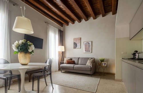 Castello Apartment | Ultimate Comfort in Lion Palace Junior Suite R&R