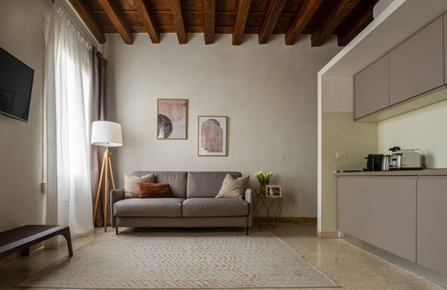 Castello Apartment | Ultimate Comfort in Lion Palace Junior Suite R&R