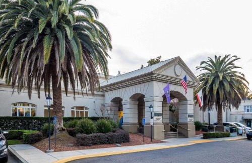 McClellan Hotel | Discover Lions Gate Hotel: Pet-Friendly Stay with Pool