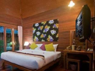 Lipa Noi Resort | Relax at Lipa Bay Resort: Private Beach & Pool Access