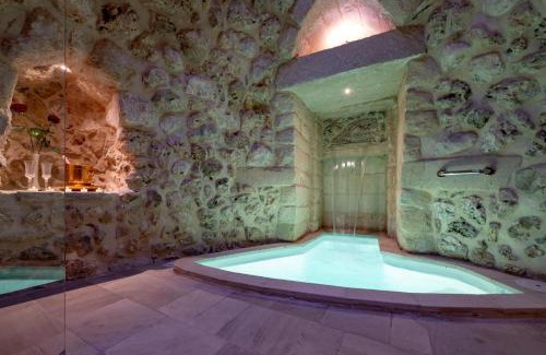 Castrignano de' Greci Villa | Discover Lisària Villa Delle Meraviglie: Pool & Hot Tub