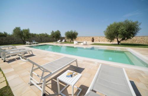 Castrignano de' Greci Villa | Discover Lisària Villa Delle Meraviglie: Pool & Hot Tub