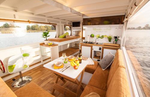 Priepert Boat Rental | Lisa Boot 1: Guest Rated 9/10, Ideal for Families and Pets