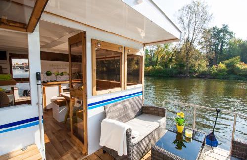 Priepert Boat Rental | Lisa Boot 1: Guest Rated 9/10, Ideal for Families and Pets
