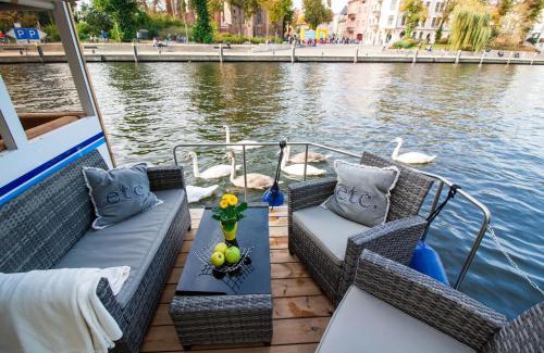 Priepert Boat Rental | Family and Pet-Friendly Retreat at Lisa Boot 4