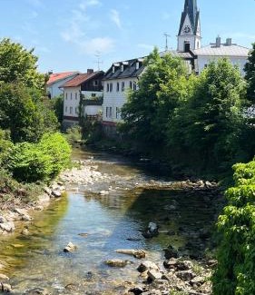 Obing Apartment | Lisa's Ferienwohnung: Family-Friendly Retreat with High Ratings