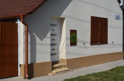 Kecskemet Apartment | Cozy Lisbet Cottage with Ocean View & Pet-Friendly Stay