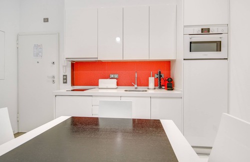 Santa Maria Maior Apartment | Explore Lisbon: Downtown Flat with Spa and Family Amenities