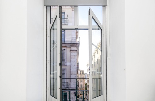 Santa Maria Maior Apartment | Explore Lisbon: Downtown Flat with Spa and Family Amenities