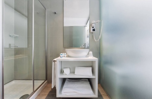 Santa Isabel Hotel | Elegant Lisbon São Bento Hotel: Spa & Family-Friendly Stay