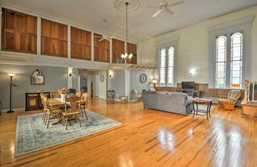Lisle Apartment | Cozy Lisle Apartment with Fireplace & Artistic Windows