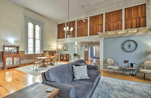 Lisle Apartment | Cozy Lisle Apartment with Fireplace & Artistic Windows
