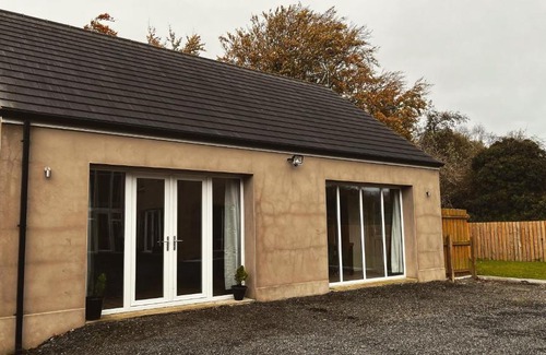 Boardmills House | Lisnevenagh Cottage: Ideal for Families and Pets, Rated 9.3