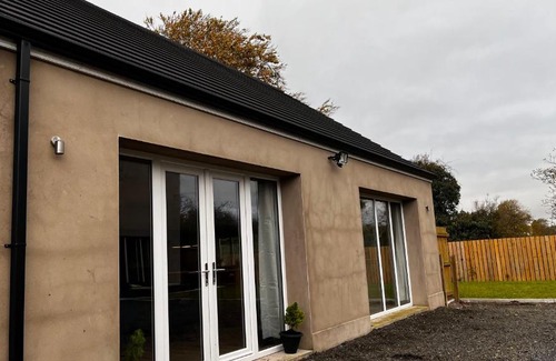 Boardmills House | Lisnevenagh Cottage: Ideal for Families and Pets, Rated 9.3