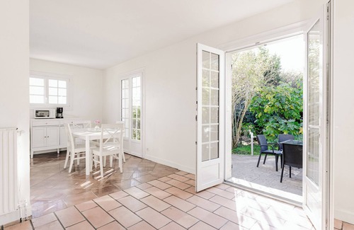 Villers-sur-Mer Villa | Spacious Villa with Pool and Garden Steps from the Beach