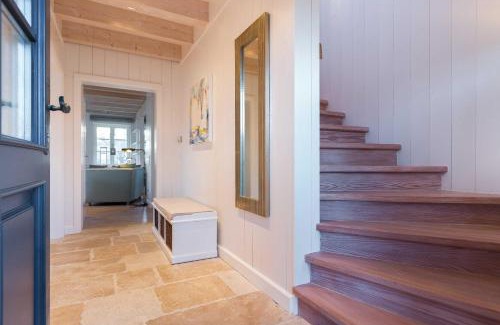 List House | Elegant Lister Leuchtfeuer with Oceanfront Views