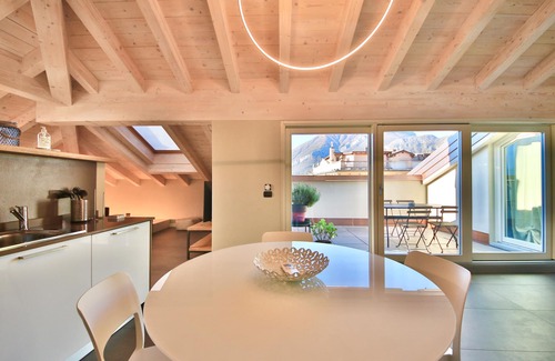 Bellagio Apartment | Elegant LISZT ATTIC: Oceanfront Getaway with Breakfast