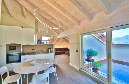 Bellagio Apartment | Elegant LISZT ATTIC: Oceanfront Getaway with Breakfast