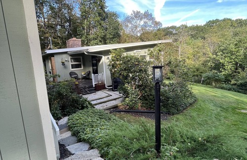 New Preston House | Cozy 3-Bedroom Retreat Near Lake Waramaug in Litchfield