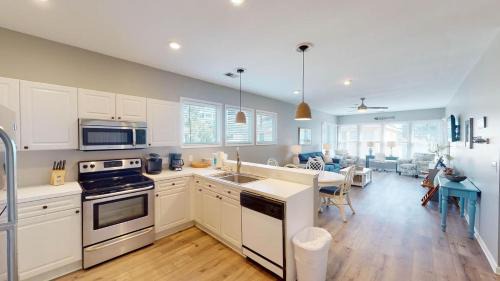 Litchfield by the Sea Villa | Idyllic Litchfield Lakeside Escape Resort with Pool Access