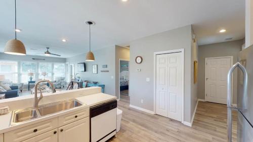 Litchfield by the Sea Villa | Idyllic Litchfield Lakeside Escape Resort with Pool Access
