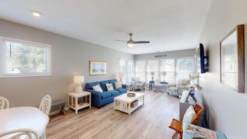 Litchfield by the Sea Villa | Idyllic Litchfield Lakeside Escape Resort with Pool Access