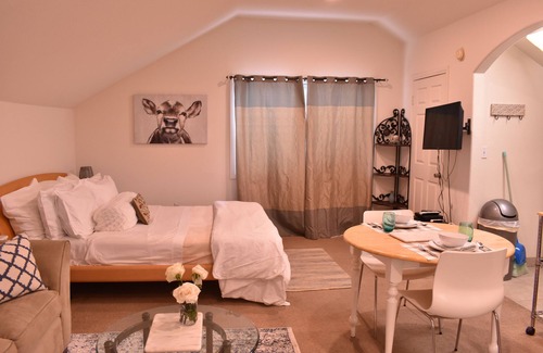 Sherman Oaks House | Bright Sherman Oaks Studio with Garden Near Universal Studios